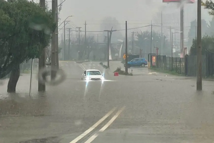 Temporal deja anegamientos y trastornos en el tránsito tras lluvias récord en Valdivia este domingo
