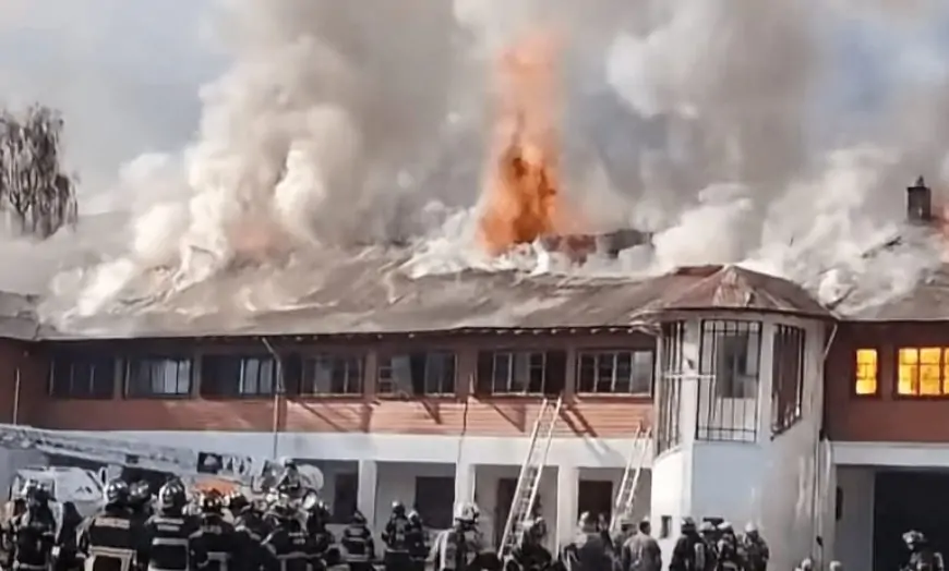 Incendio destruye por completo pabellón del Regimiento Arauco de Osorno: cinco bomberos lesionados y 100% de daños estructurales