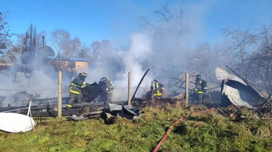 Estrechez del camino dificultó el ingreso de bomberos para combatir incendio que consume vivienda en sector Pitriuco de Lago Ranco