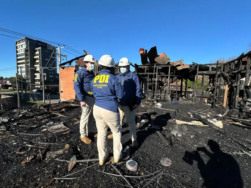 PDI investiga incendio que destruyó pabellón del Regimiento Arauco de Osorno: peritos analizan origen y causa del fuego