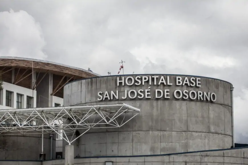 Madre de Río Bueno denuncia negligencia en parto en Hospital de Osorno: su hijo de 10 meses sufrió lesión en el plexo braquial y no recuperará movilidad total del brazo