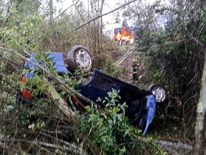 Cuatro personas lesionadas y un prófugo tras volcamiento de conductor ebrio en Ruta 5 Sur tras evadir control policial