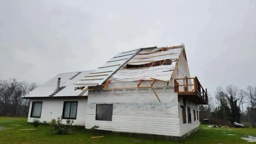 Frente de mal tiempo en el Ranco deja voladuras de techos en Futrono y Río Bueno y más de 10 mil familias sin electricidad