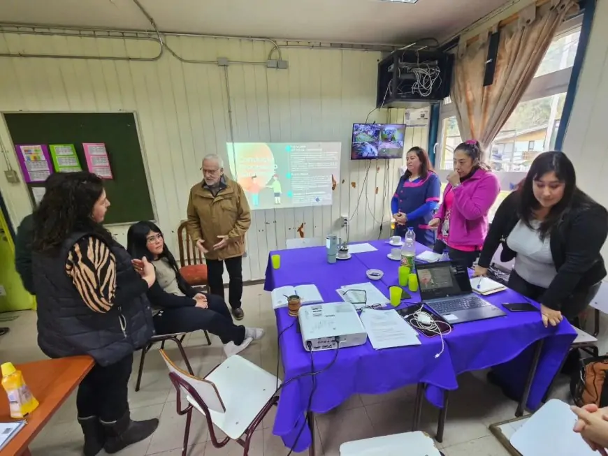 Seremi de Educación Carlos Crot y autoridades visitan escuelas y jardines afectados por sistema frontal en Corral, Niebla y La Aguada