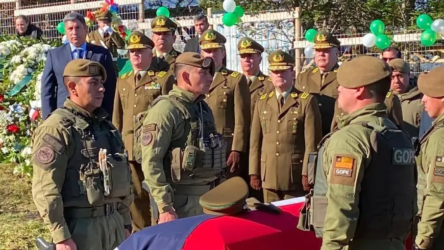 Suboficial mayor Marcos Cosme recibe multitudinaria despedida en Quildaco Bajo con honores y la presencia de autoridades y comunidad