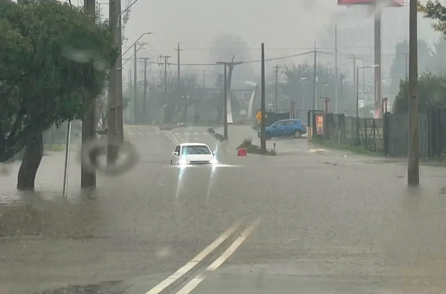 Temporal deja anegamientos y trastornos en el tránsito tras lluvias récord en Valdivia este domingo