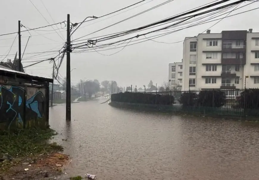 Sistema frontal deja 20 damnificados y 64 aislados en ocho regiones del país