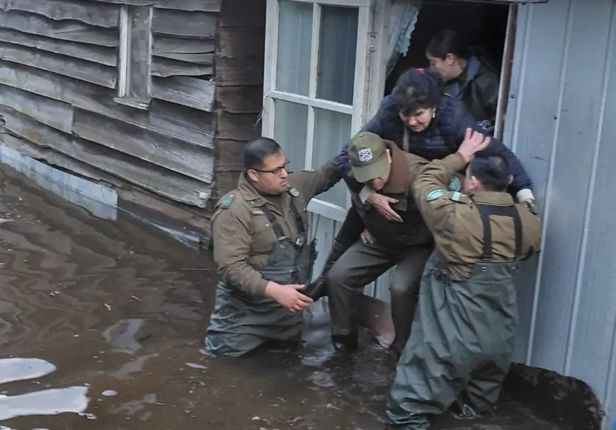 Carabineros evacúa a familias y auxilia a vecinos afectados por inundaciones en La Unión