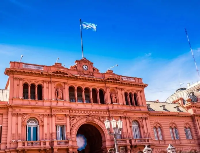 Gobierno argentino anuncia expulsión de extranjeros que insulten al país