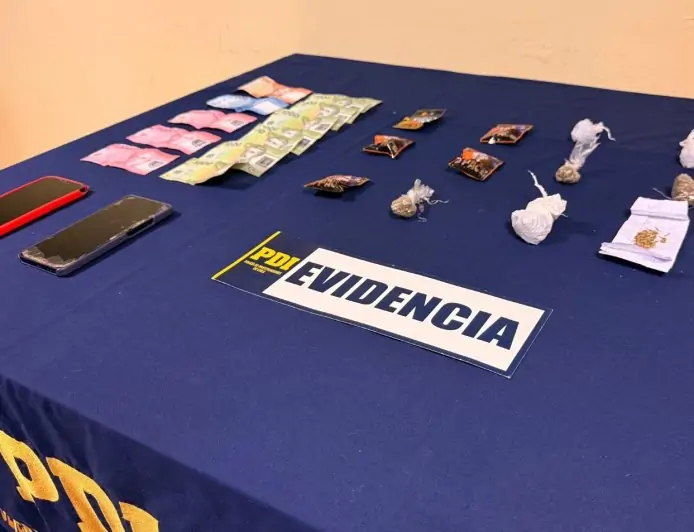PDI detiene a dos sujetos por vender drogas frente a terminal de buses y colegio en Puerto Montt