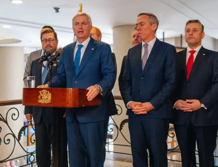 Encuesta Criteria: aprobación de Kast sube a 35% y 42% evalúa negativo manejo de emergencia