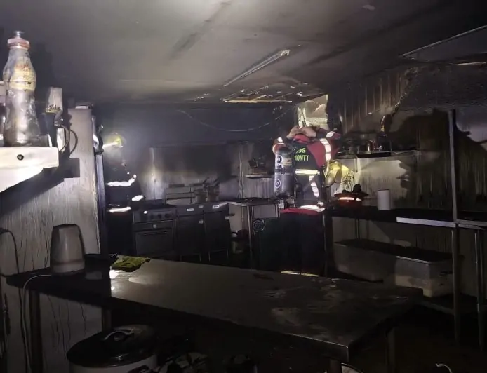 Incendio en resto-bar Garden de Puerto Montt moviliza a 80 bomberos y daña locales comerciales
