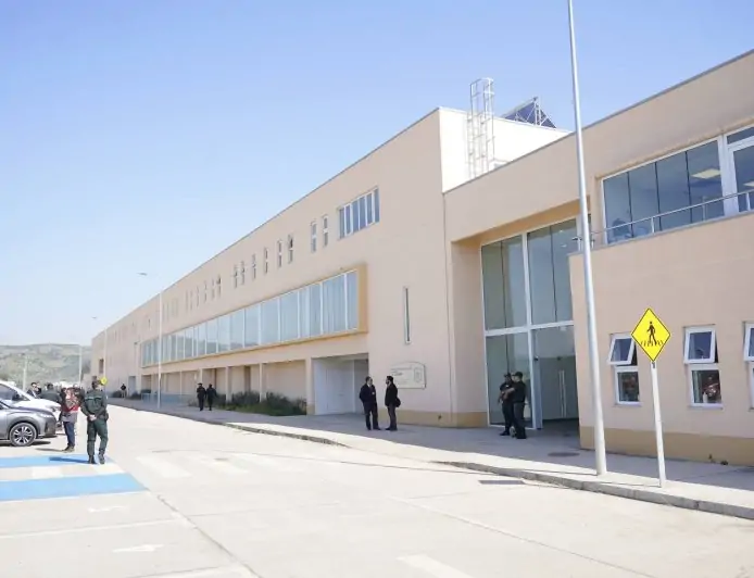 Polémica por menú de reos en cárcel de Talca: bases fijadas en gobierno de Boric son inalterables