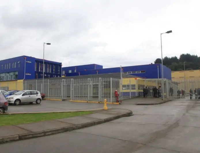 Gendarmería incauta teléfonos y armas en megaregistro en penal de Valdivia