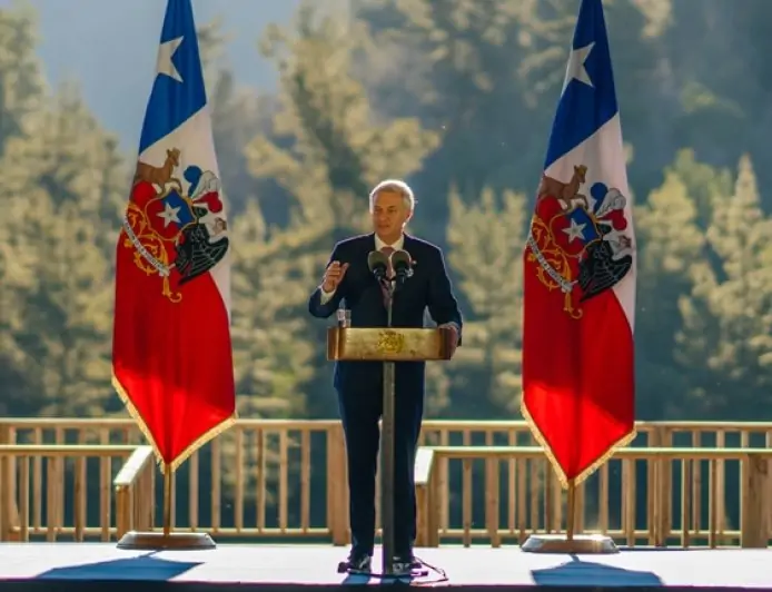 Cadem: aprobación de Kast sube a 40% y 44% respalda nuevo Estado de Excepción