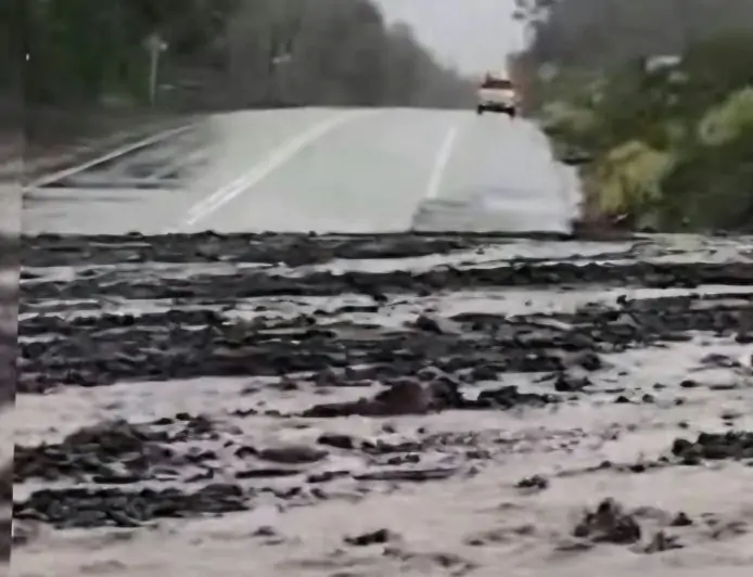 Cierran acceso a Saltos del Petrohué y reportan deslizamientos en ruta CH-225