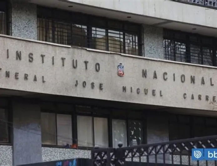 Detienen a ex alumna de 17 años del Instituto Nacional por  amenazas de muerte contra rectora 