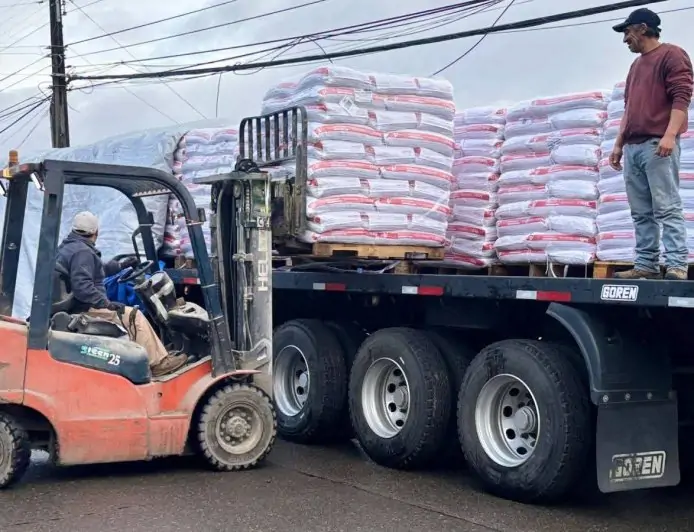 Más de 27 toneladas de alimento concentrado llegan a comunas con emergencia agrícola en la Región de Los Lagos