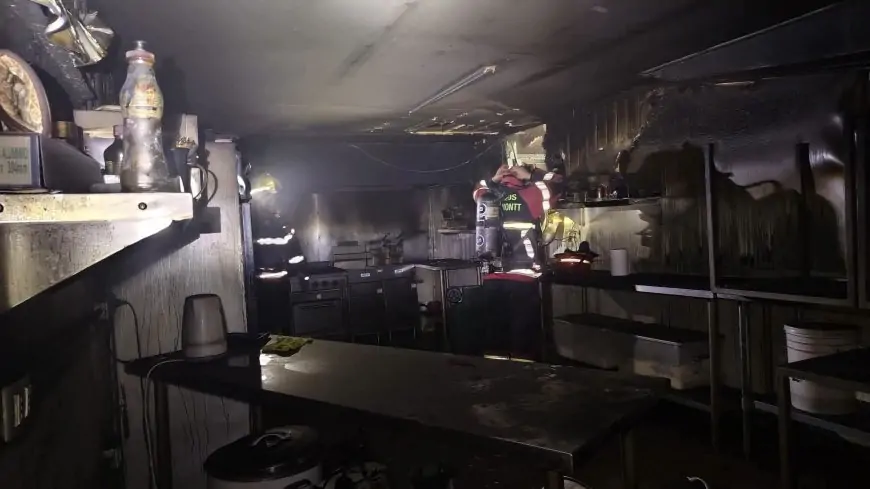 Incendio en resto-bar Garden de Puerto Montt moviliza a 80 bomberos y daña locales comerciales