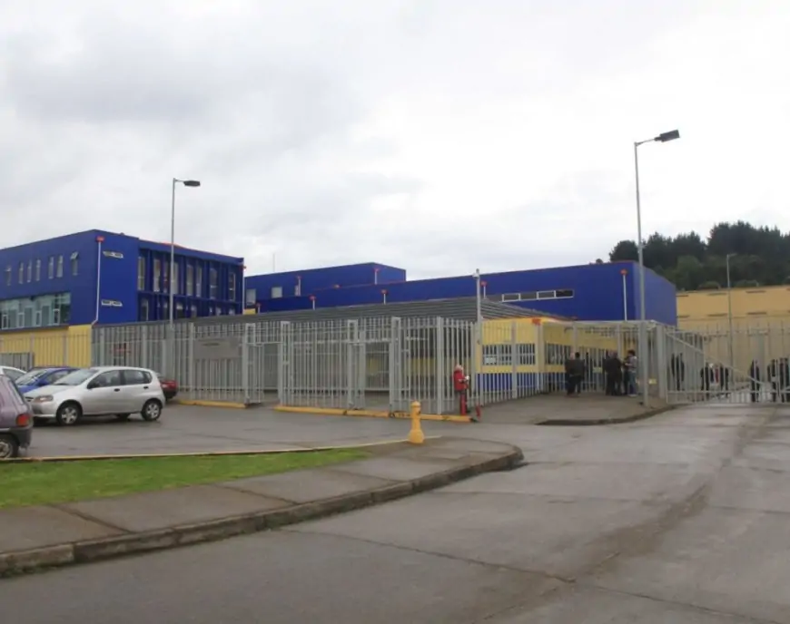 Gendarmería incauta teléfonos y armas en megaregistro en penal de Valdivia