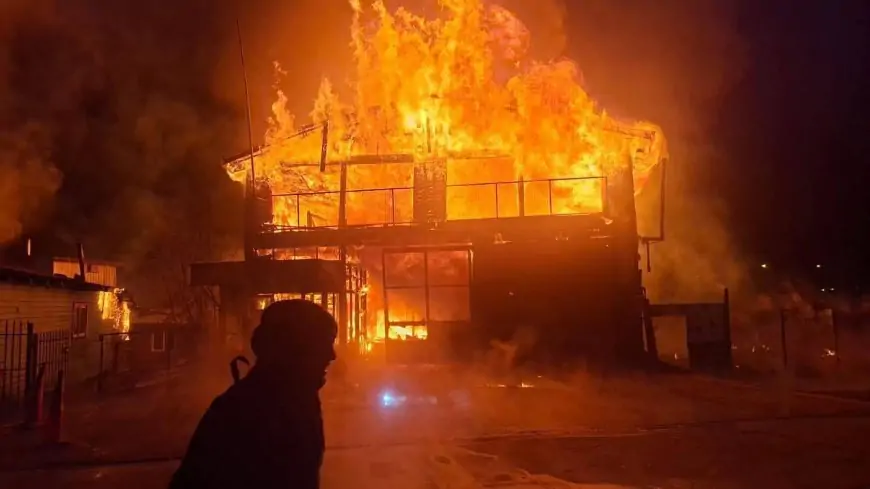 Voraz incendio destruye cuartel de Bomberos en Los Lagos y deja una persona fallecida