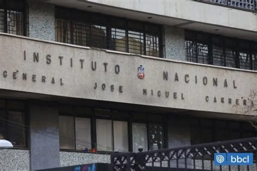 Detienen a ex alumna de 17 años del Instituto Nacional por  amenazas de muerte contra rectora 
