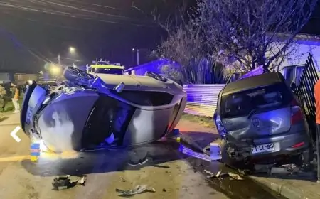 Conductor lesionado tras volcar en Puerto Montt: el impacto dañó dos vehículos y una reja