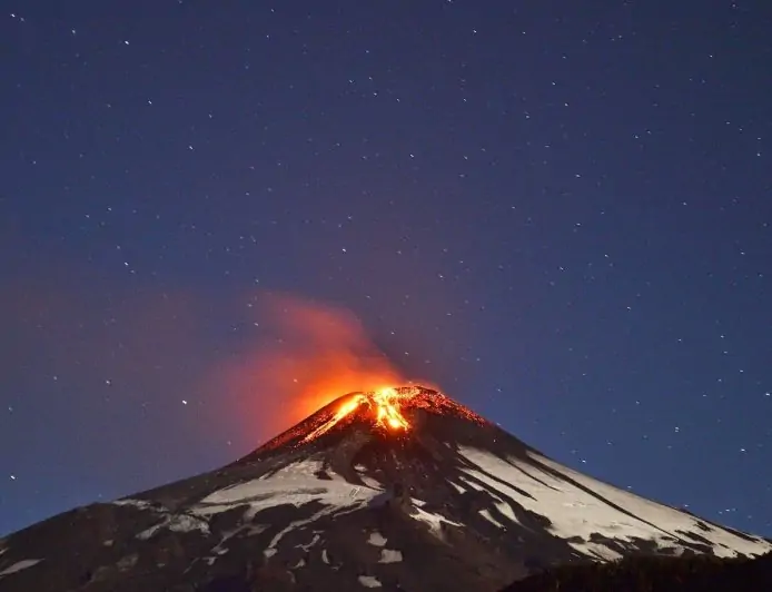 Sernageomin declara alerta amarilla para volcán Villarrica por ascenso de lago de lava a superficie