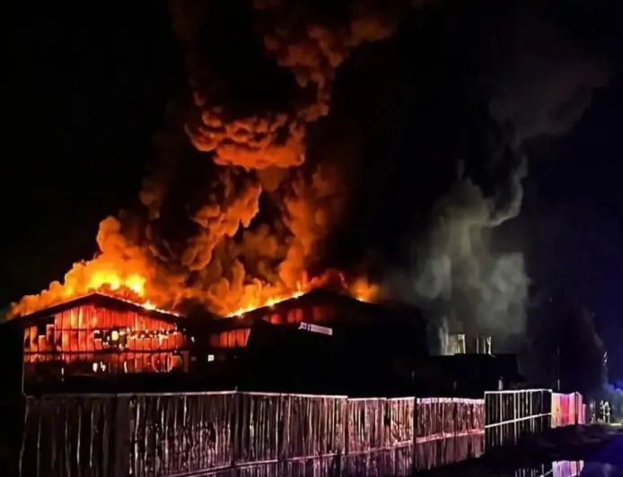Incendio industrial en sector Trapén de Puerto Montt movilizó cerca de 20 unidades de Bomberos