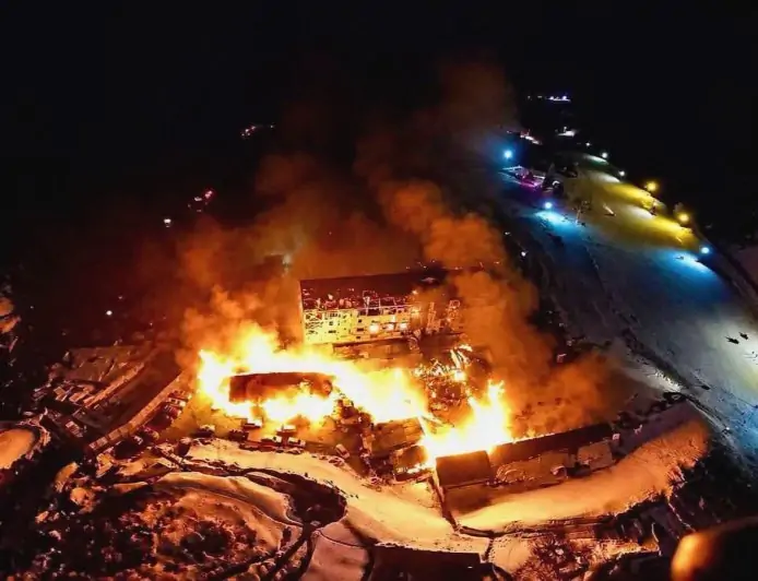 Pérdida total de hotel en Nevados de Chillán tras incendio y 70 huéspedes evacuados sin lesionados