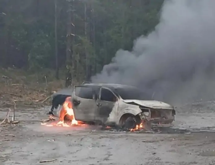 Ataque incendiario en Collipulli: desconocidos interceptan y queman camioneta de forestal en Ruta R-49
