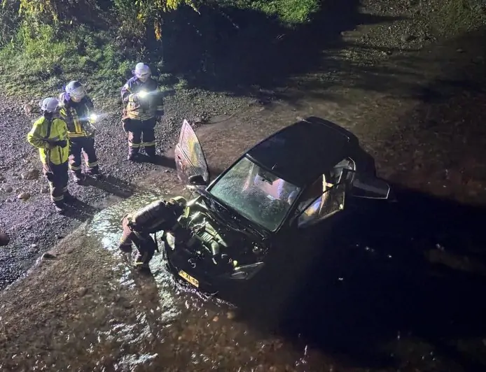 Incendio destruye vehículo en ruta al Puente Río Itropulli: conductor resultó ileso