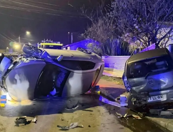 Conductor lesionado tras volcar en Puerto Montt: el impacto dañó dos vehículos y una reja