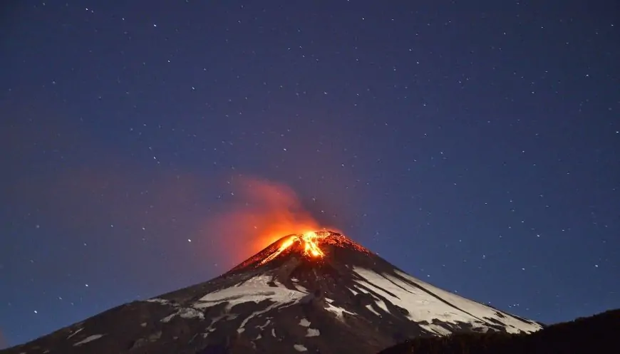 Sernageomin declara alerta amarilla para volcán Villarrica por ascenso de lago de lava a superficie