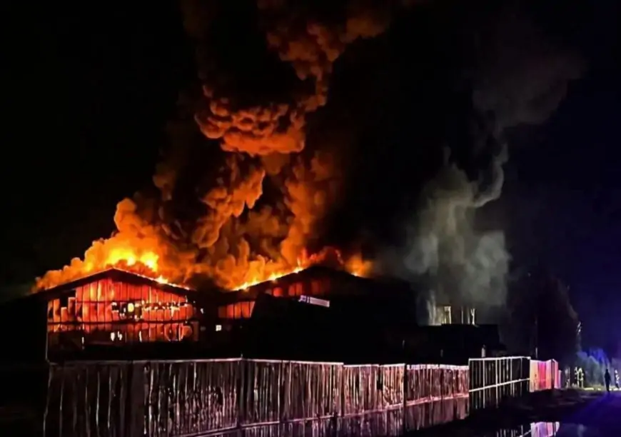 Incendio industrial en sector Trapén de Puerto Montt movilizó cerca de 20 unidades de Bomberos