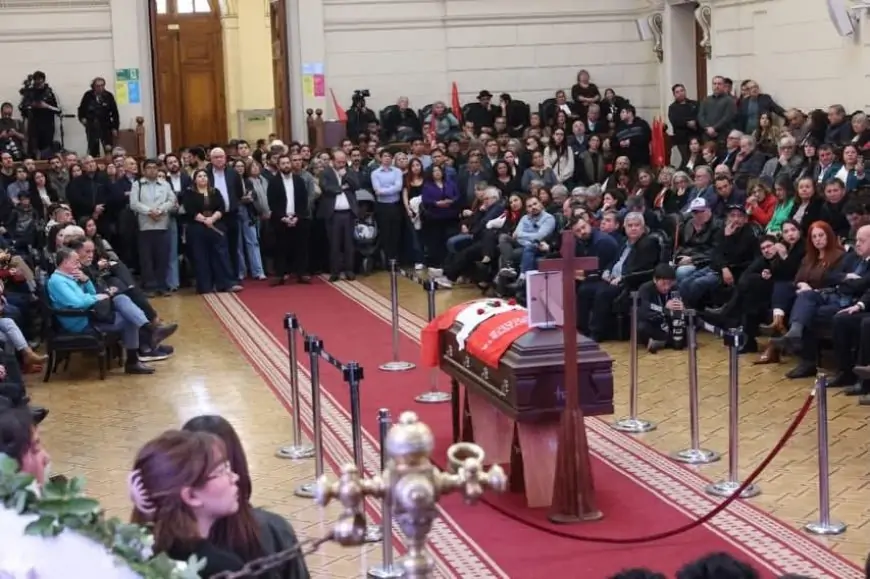 Último adiós a Camilo Escalona: Boric, Bachelet y figuras de todos los sectores despidieron al histórico socialista