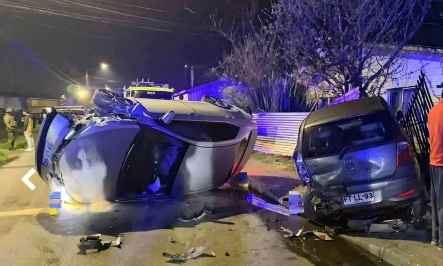 Conductor lesionado tras volcar en Puerto Montt: el impacto dañó dos vehículos y una reja