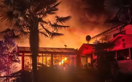 Incendio de gran magnitud en Carretera Austral moviliza a 78 bomberos de Puerto Montt y la zona