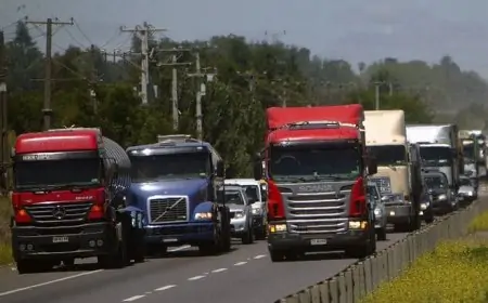 Camioneros de Valparaíso y San Antonio amenazan con paralizar ante nueva alza de combustibles