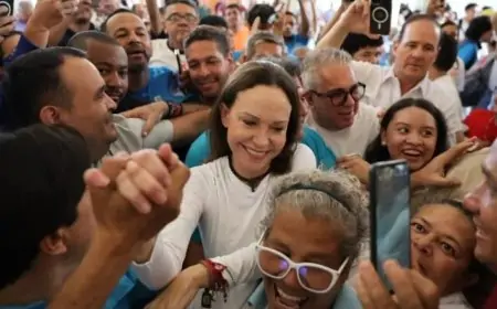 María Corina Machado regresa a Venezuela tras casi 10 meses fuera y llama a "empujar la transición"