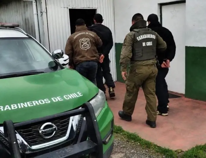 Dos detenidos en Río Bueno: uno por orden vigente y otro por microtráfico