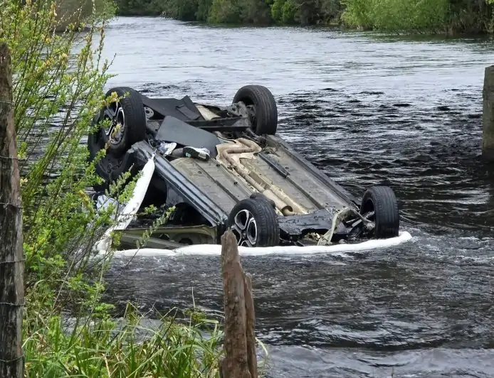 Dos fallecidos tras caer vehículo al río Llollelhue en Paillaco: conductor no está detenido