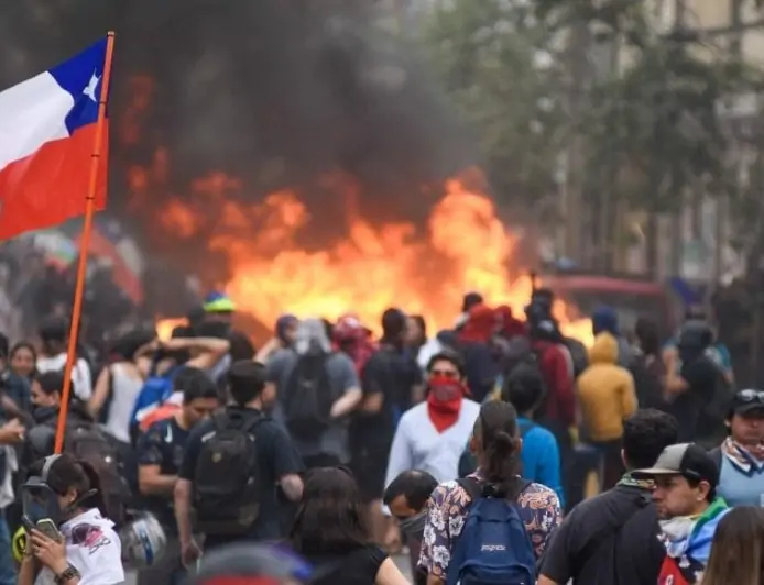 Panel Ciudadano UDD: 64% evalúa negativamente el estallido social a siete años del 18-O