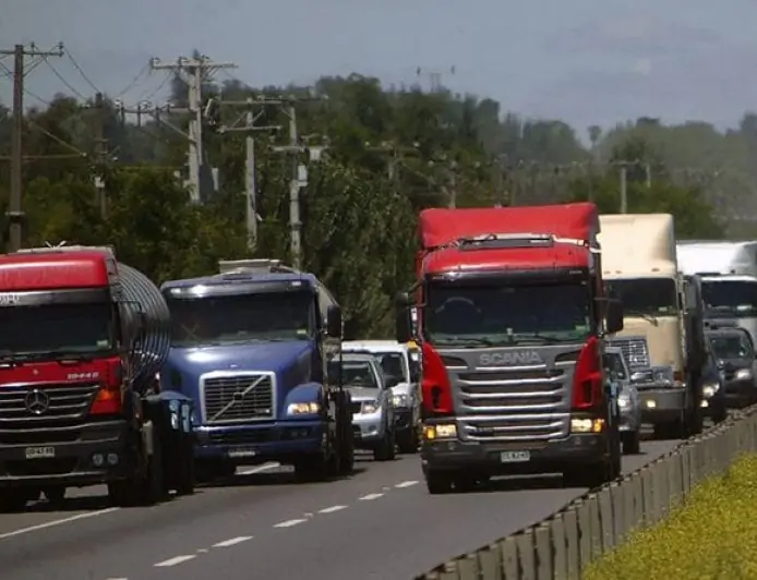 Camioneros de Valparaíso y San Antonio amenazan con paralizar ante nueva alza de combustibles