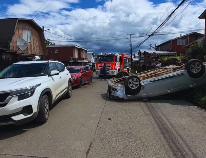 Una persona lesionada deja volcamiento en accidente de tránsito en Río Bueno