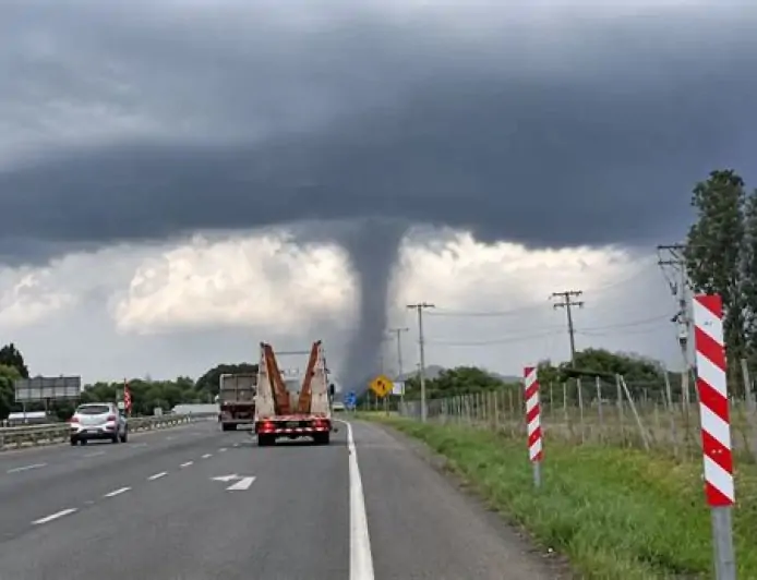Senapred reporta tornado EF-2 en Requínoa, 70 viviendas dañadas y alerta roja en 10 comunas de la RM