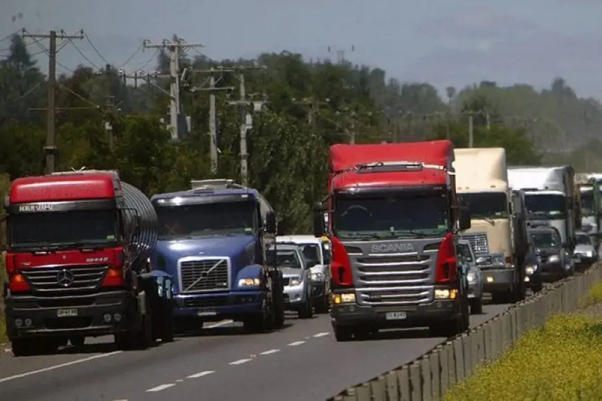 Camioneros de Valparaíso y San Antonio amenazan con paralizar ante nueva alza de combustibles