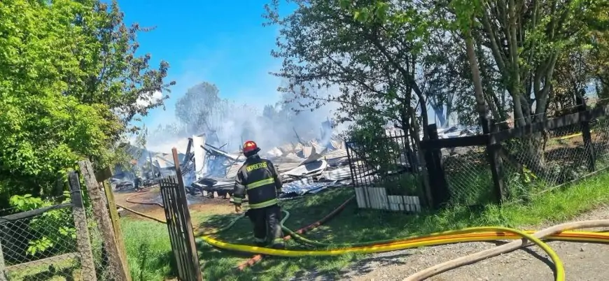 Incendio estructural destruye una vivienda en Pitriuco Alto, Lago Ranco