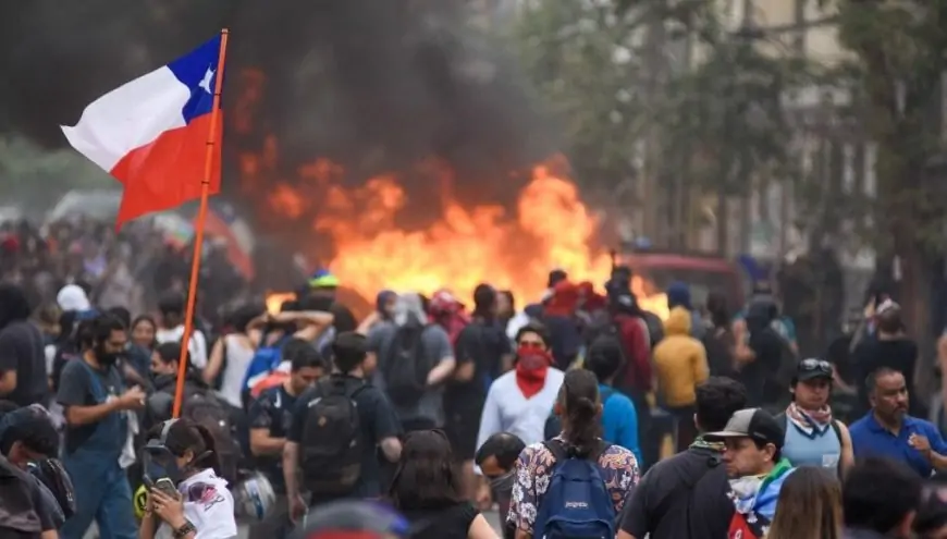Panel Ciudadano UDD: 64% evalúa negativamente el estallido social a siete años del 18-O
